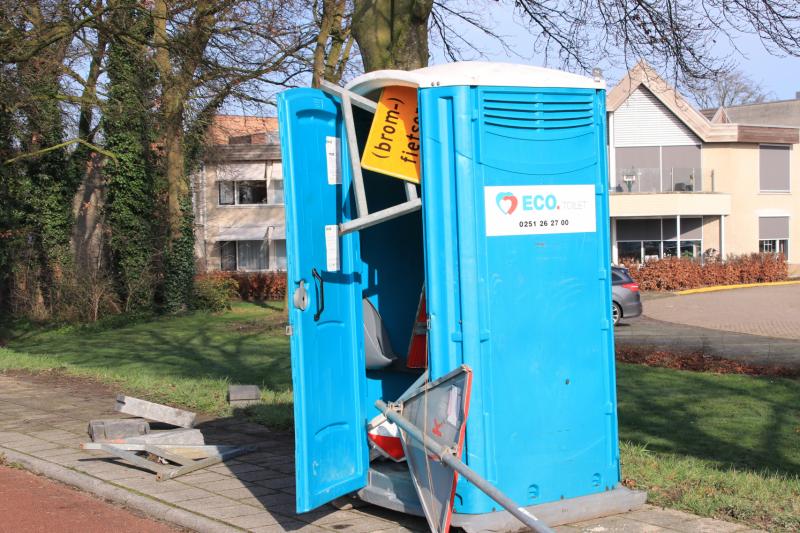 Wegafzetting verplaatst naar mobiel toilet