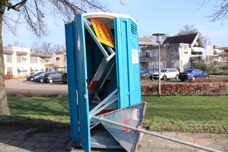 Wegafzetting verplaatst naar mobiel toilet