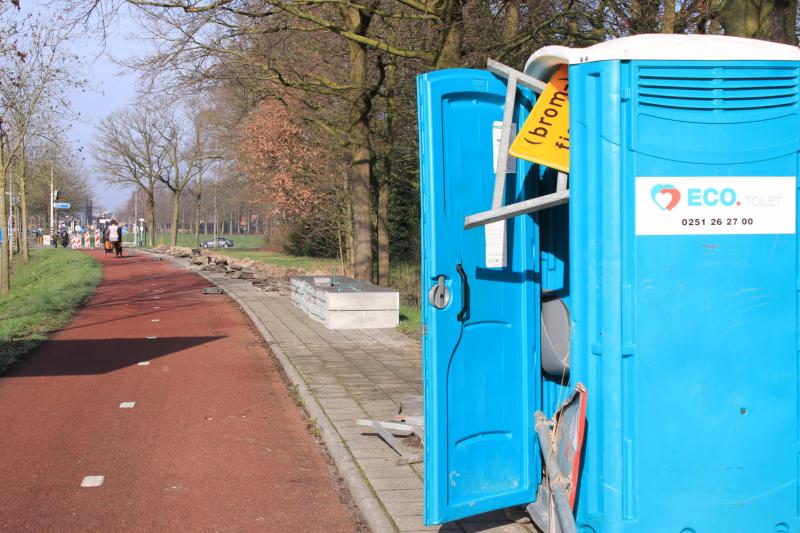 Wegafzetting verplaatst naar mobiel toilet