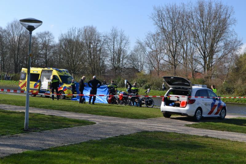 Oudere man op scootmobiel raakt te water