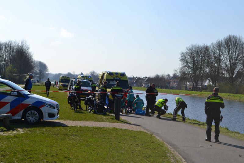 Oudere man op scootmobiel raakt te water