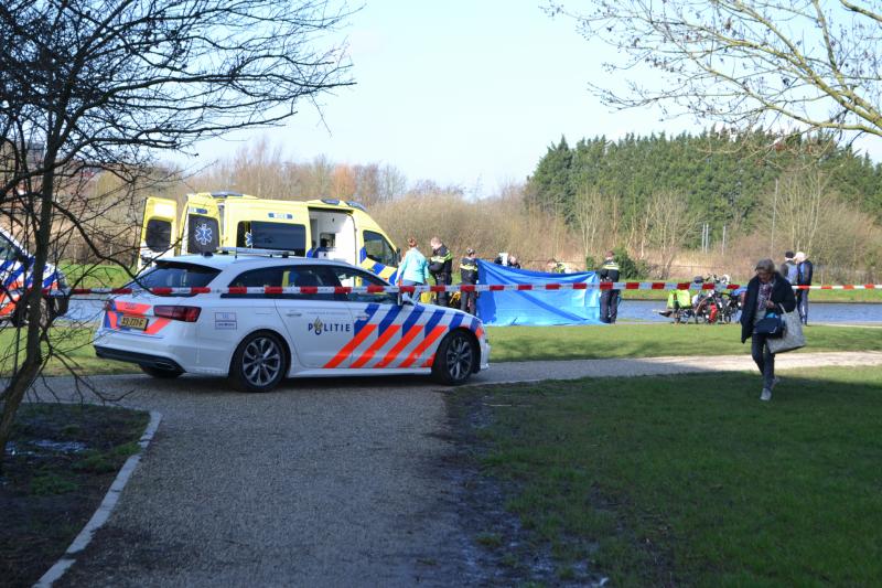 Oudere man op scootmobiel raakt te water