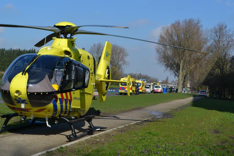 Oudere man op scootmobiel raakt te water