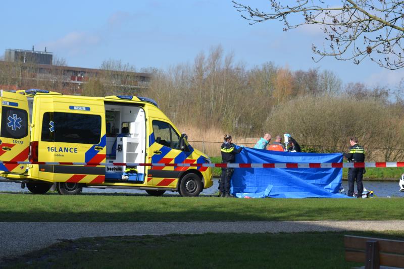 Oudere man op scootmobiel raakt te water