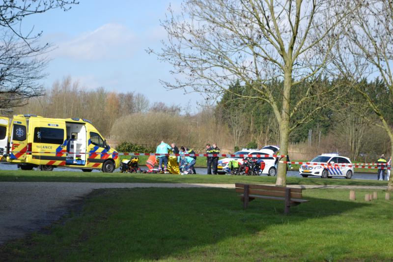 Oudere man op scootmobiel raakt te water