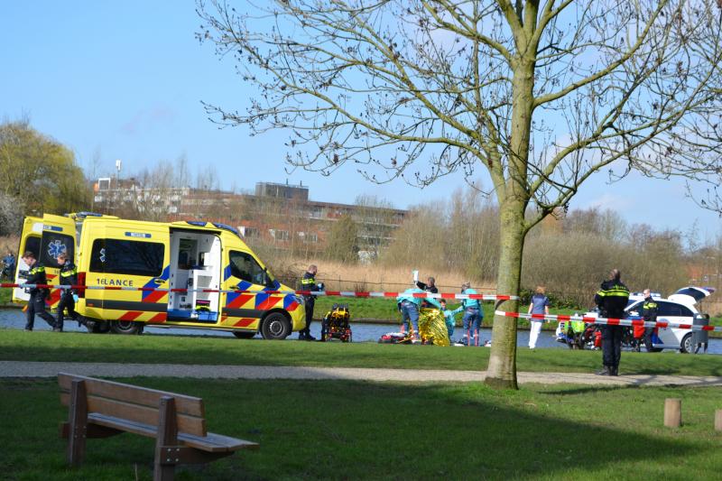 Oudere man op scootmobiel raakt te water