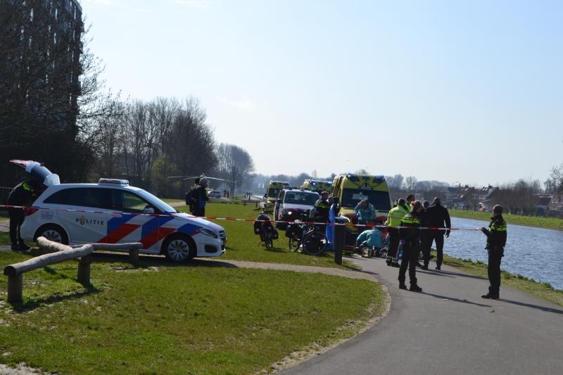 Oudere man op scootmobiel raakt te water