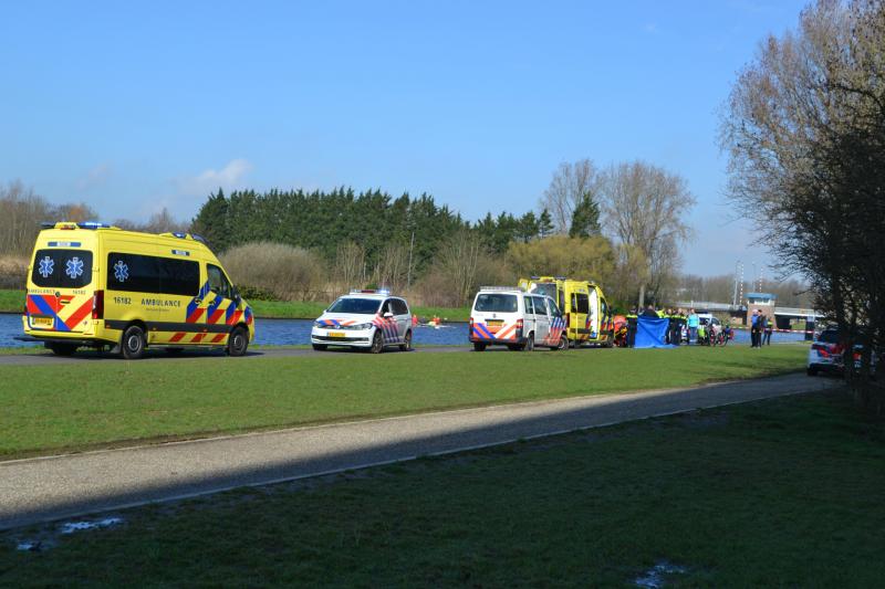 Oudere man op scootmobiel raakt te water