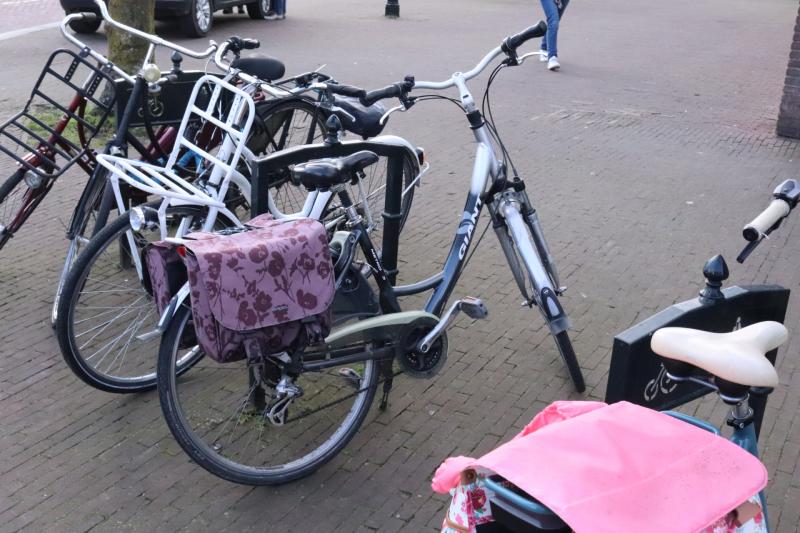 Fietser komt in botsing met auto