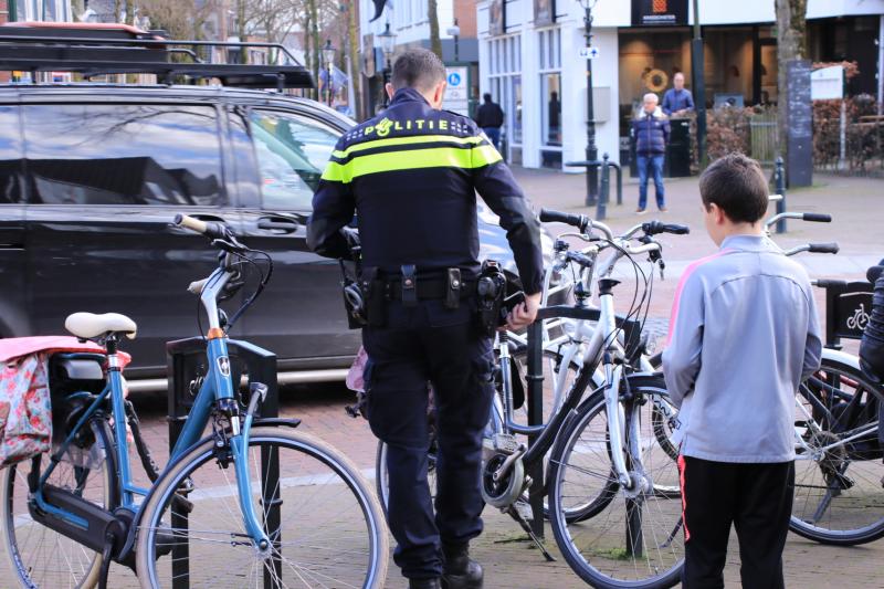 Fietser komt in botsing met auto