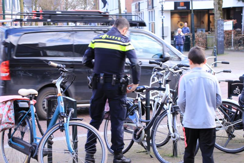 Fietser komt in botsing met auto