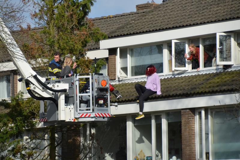 Persoon door brandweer van dak gehaald