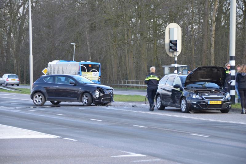 Flinke schade na botsing tussen twee voertuigen