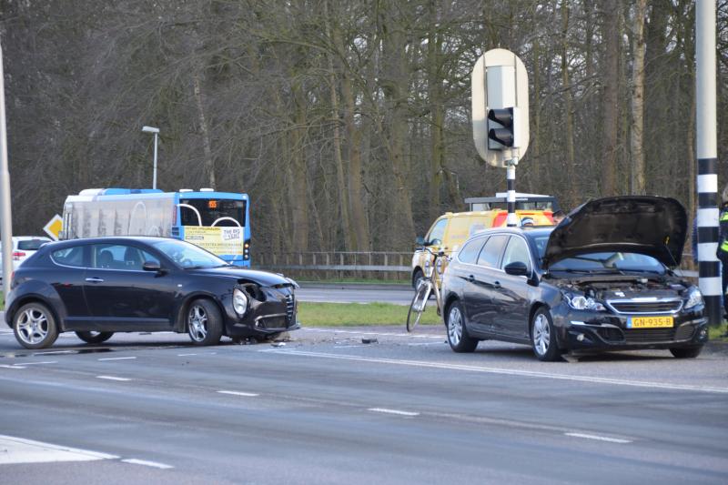 Flinke schade na botsing tussen twee voertuigen