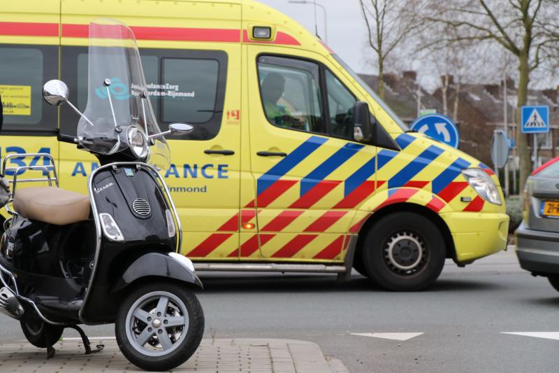 Scooterrijder in botsing met auto