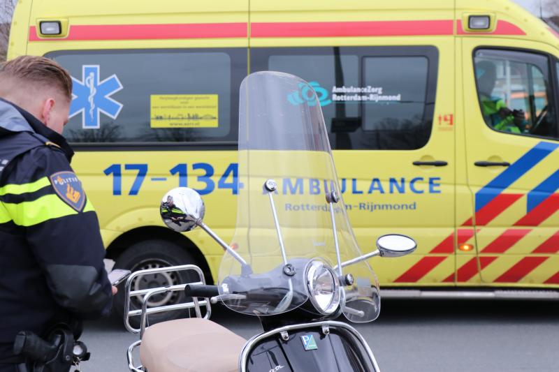Scooterrijder in botsing met auto