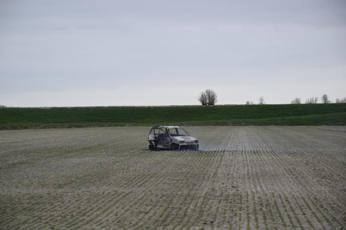 Auto in weiland volledig uitgebrand