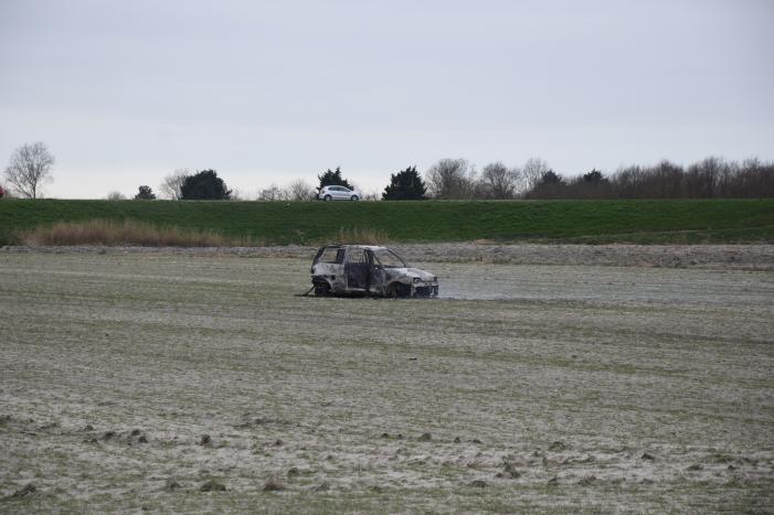 Auto in weiland volledig uitgebrand