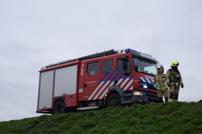 Auto in weiland volledig uitgebrand