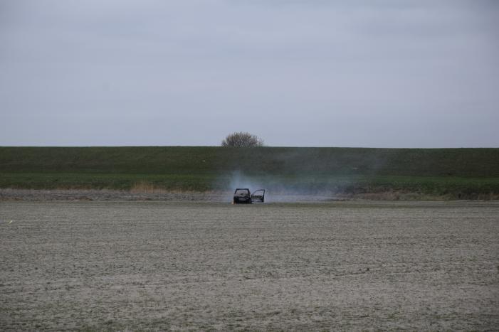 Auto in weiland volledig uitgebrand