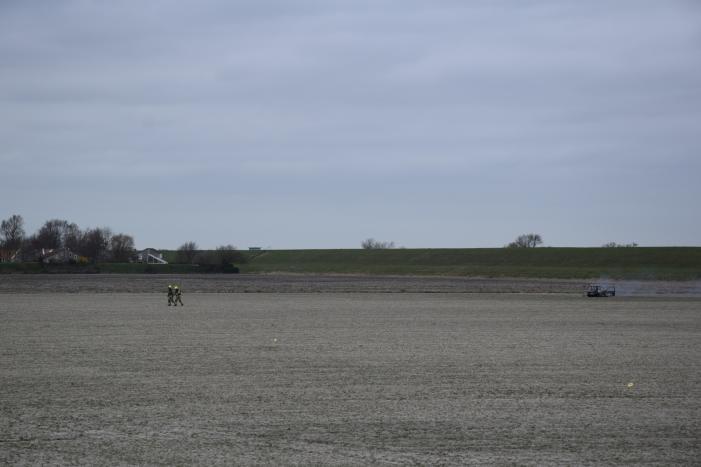 Auto in weiland volledig uitgebrand