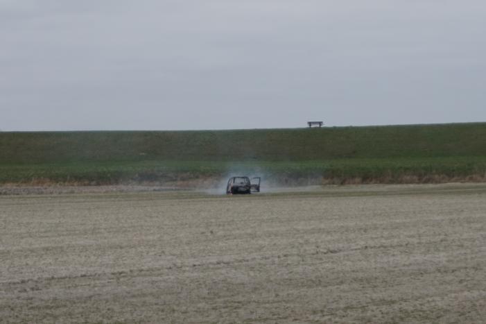 Auto in weiland volledig uitgebrand