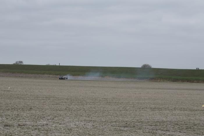 Auto in weiland volledig uitgebrand