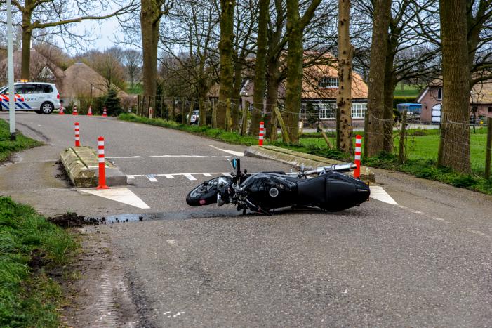 Motorrijder gewond na eenzijdig ongeval op dijk