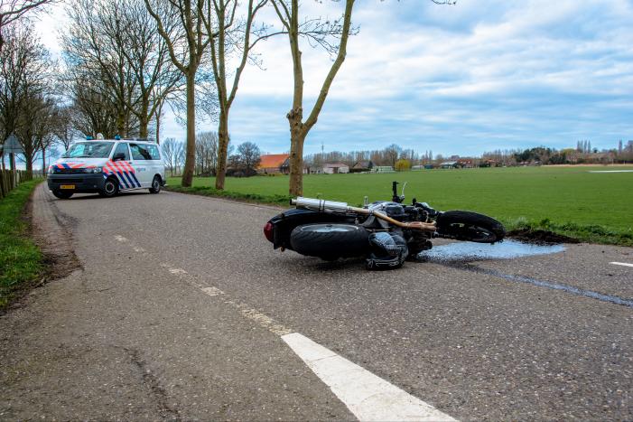 Motorrijder gewond na eenzijdig ongeval op dijk