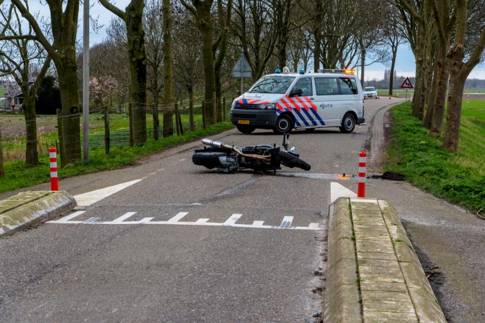 Motorrijder gewond na eenzijdig ongeval op dijk