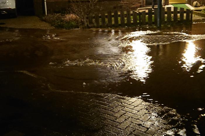 Water spuit uit de grond na leidingbreuk