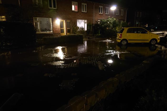Water spuit uit de grond na leidingbreuk