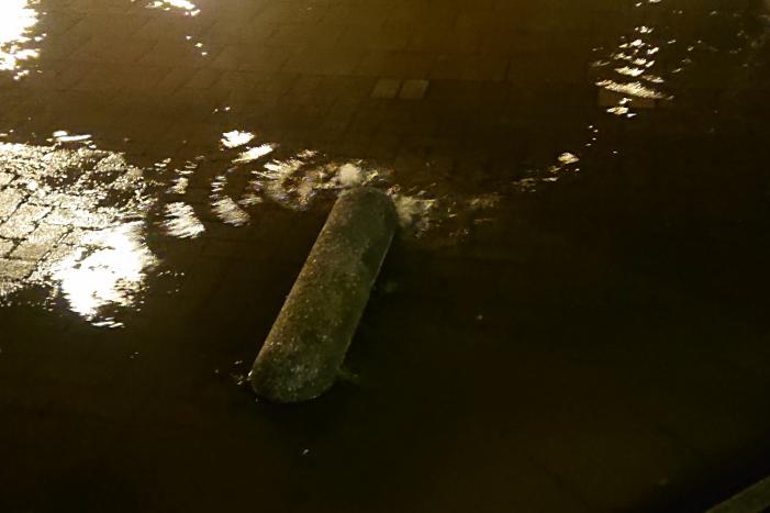 Water spuit uit de grond na leidingbreuk