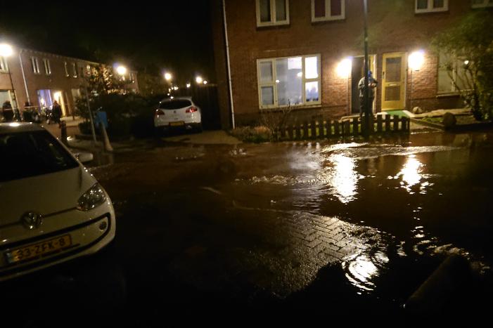 Water spuit uit de grond na leidingbreuk