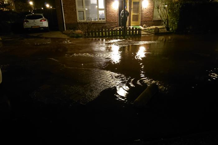 Water spuit uit de grond na leidingbreuk