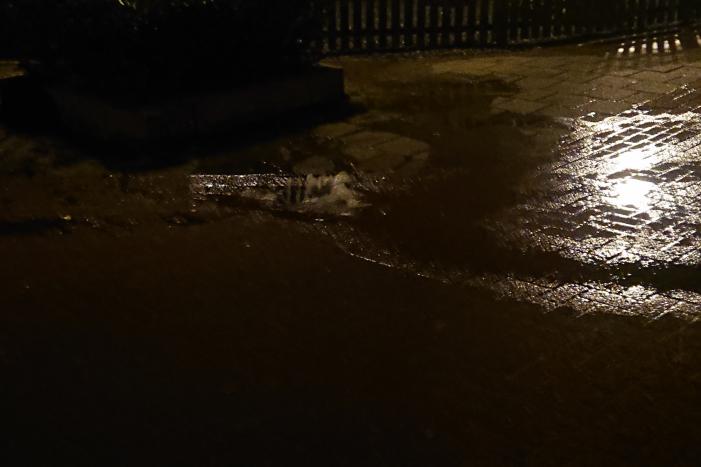 Water spuit uit de grond na leidingbreuk