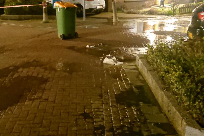 Water spuit uit de grond na leidingbreuk