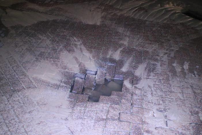 Water spuit uit de grond na leidingbreuk