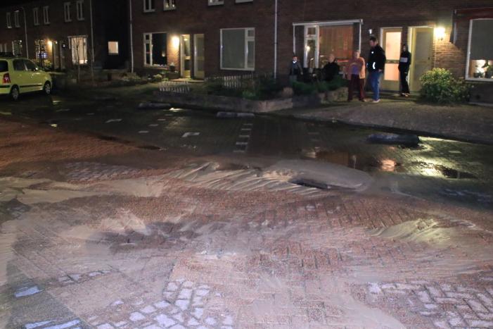 Water spuit uit de grond na leidingbreuk