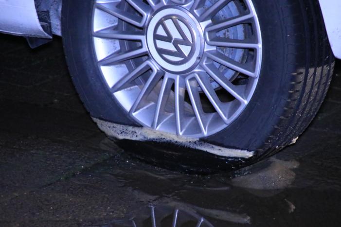 Water spuit uit de grond na leidingbreuk