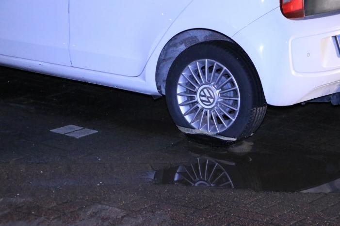 Water spuit uit de grond na leidingbreuk