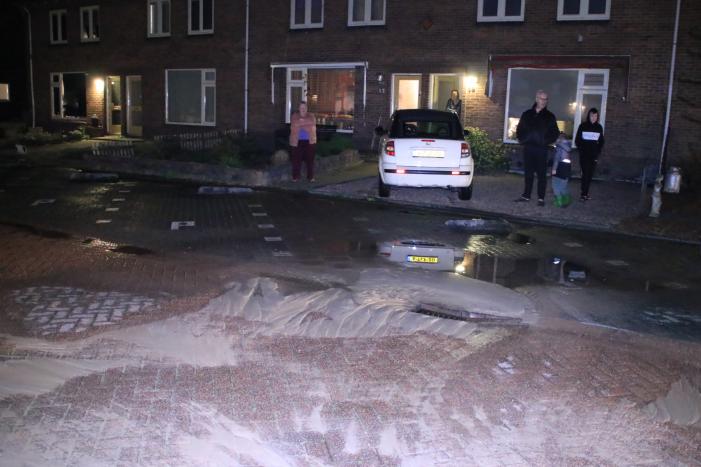 Water spuit uit de grond na leidingbreuk