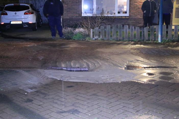 Water spuit uit de grond na leidingbreuk