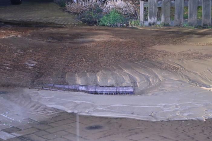 Water spuit uit de grond na leidingbreuk