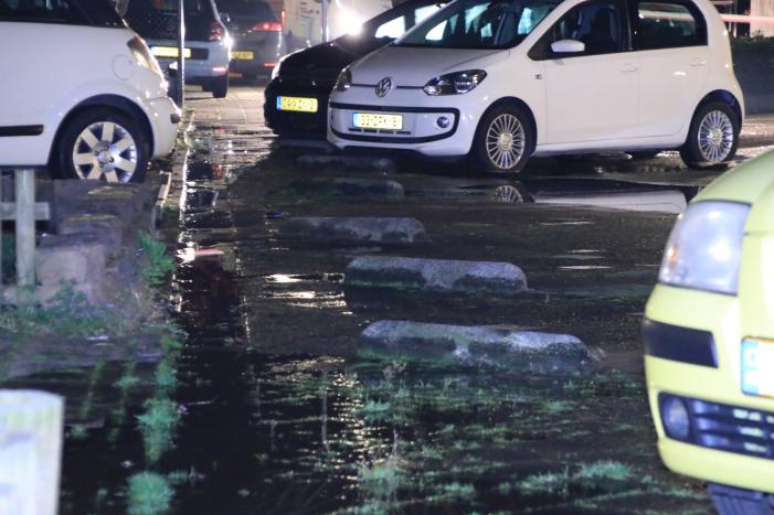 Water spuit uit de grond na leidingbreuk