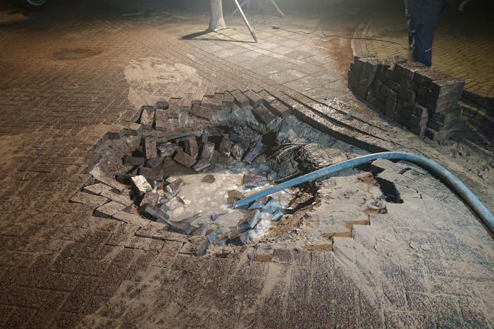 Water spuit uit de grond na leidingbreuk
