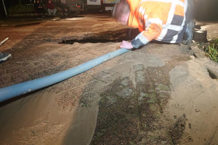 Water spuit uit de grond na leidingbreuk