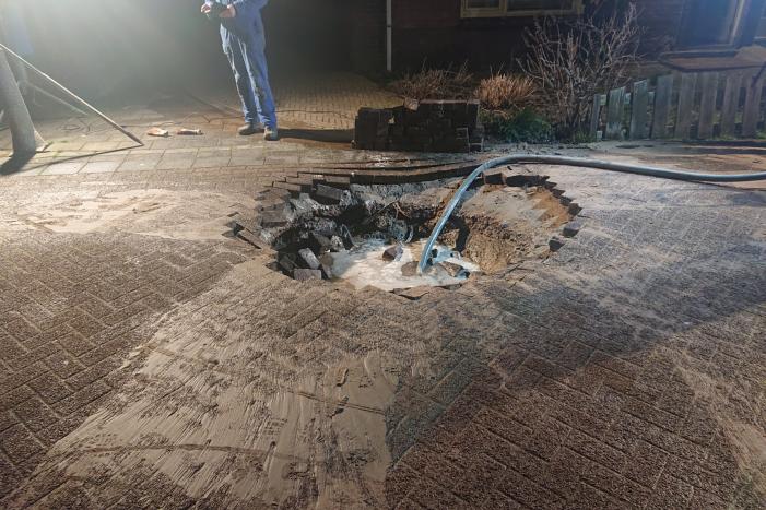 Water spuit uit de grond na leidingbreuk