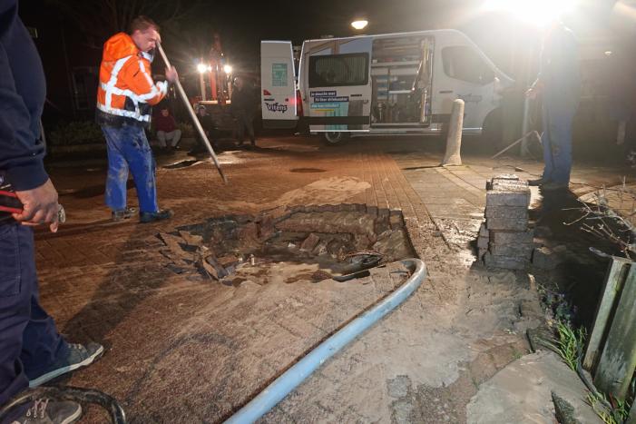 Water spuit uit de grond na leidingbreuk