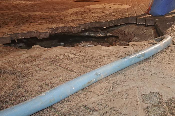 Water spuit uit de grond na leidingbreuk